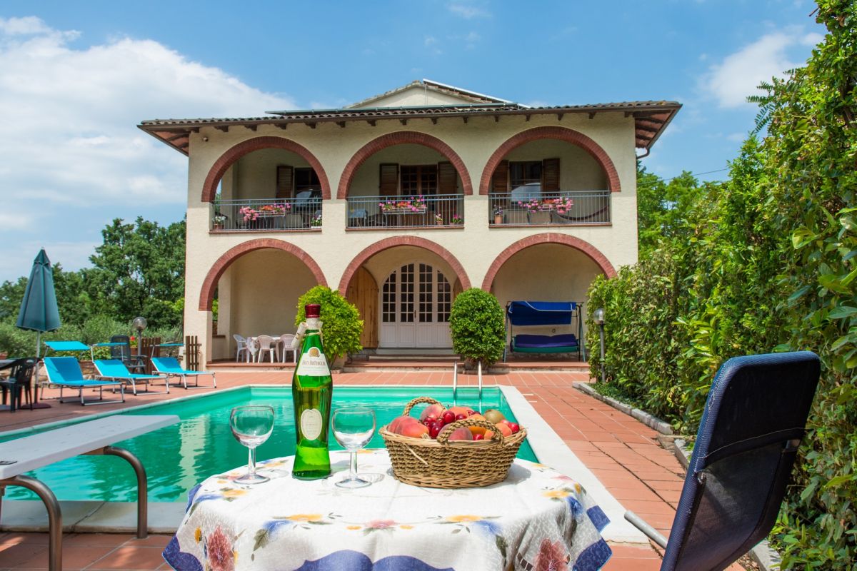 Villa with a pool surrounded by trees, ideal for relaxing moments outdoors.