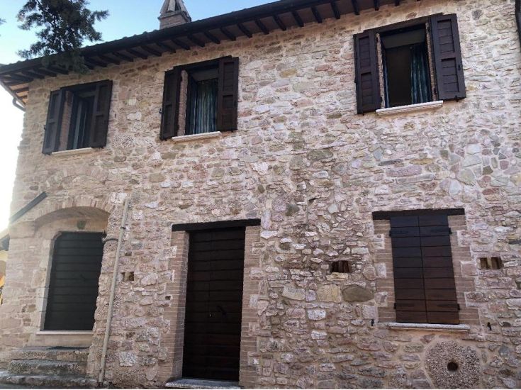 A structure located at the foot of Monti Martani, ideal for outdoor activities and enjoying the surrounding nature.