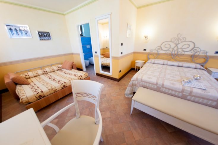 Ambiente luminoso e confortevole, adatto per un soggiorno tranquillo e rilassato.