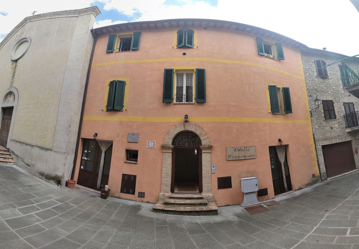Struttura dal design semplice con camere pratiche, situata nel centro di Valfabbrica, in prossimità di località turistiche.