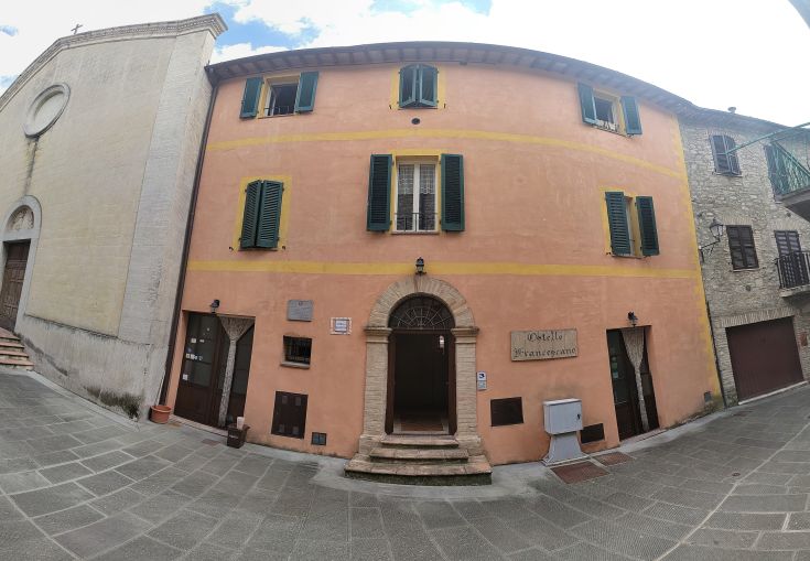 Hébergement au design simple avec des chambres pratiques, situé au centre de Valfabbrica, près des sites touristiques.