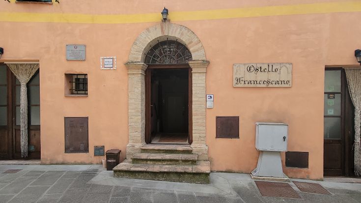 Auberge avec une façade colorée et une entrée accueillante, dotée d'un espace extérieur parfait pour se détendre. Idéale pour séjourner à Valfabbrica.