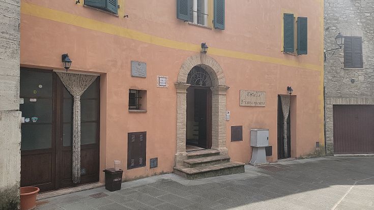 Un palais spacieux avec plusieurs pièces, situé à Valfabbrica. Convient à divers besoins de logement.