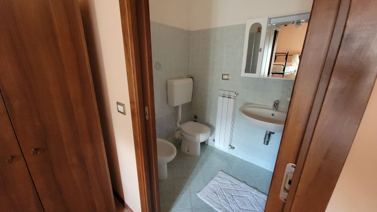 Une salle de bain privée simple et ordonnée, équipée de toutes les commodités nécessaires pour un séjour agréable.