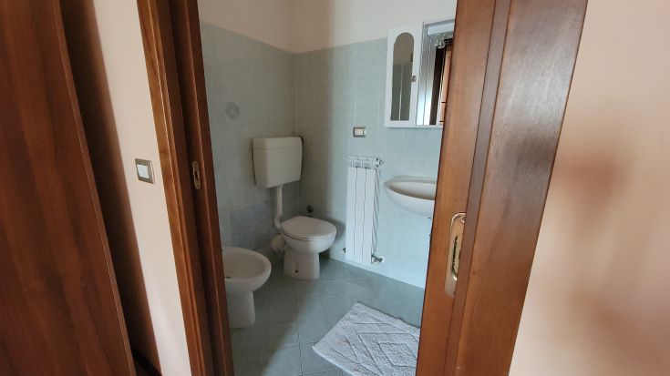 Salle de bain privée équipée de sanitaires dans un environnement simple et accueillant.