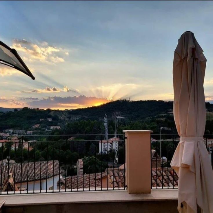 Coucher de soleil sur les collines, avec des nuages illuminés par les couleurs chaudes du soleil.
