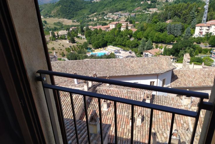 Panorama de Nocera Umbra avec des toits et des espaces verts dans une atmosphère relaxante.