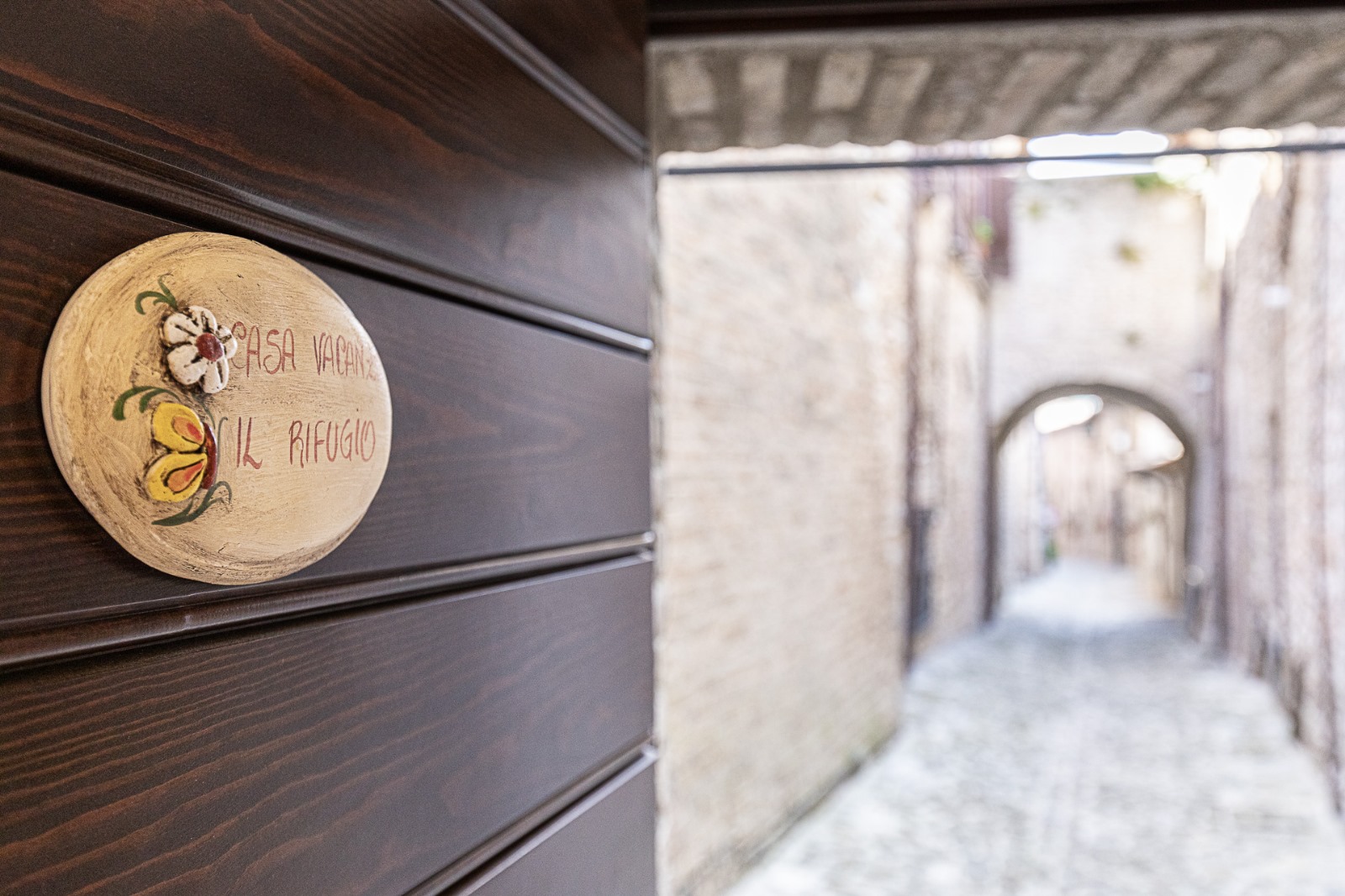 In un pittoresco vicolo, l'insegna del 