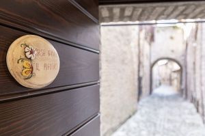 Dans une ruelle pittoresque, l'enseigne du 