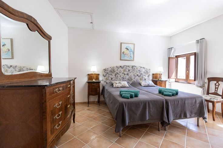 Chambre moderne avec un décor élégant et minimaliste, idéale pour la détente.