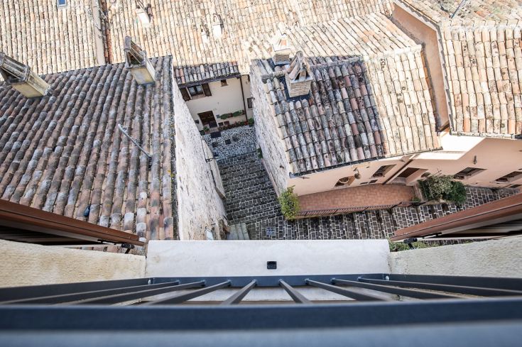 Une ruelle pittoresque avec des toits en terre cuite et des rues en pierre, typique d'un village umbro.