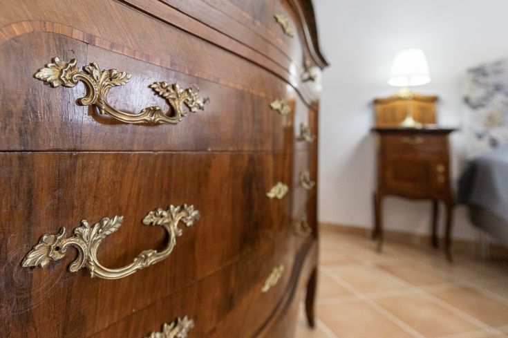 Commode en bois avec des détails simples, située dans un environnement sobre.