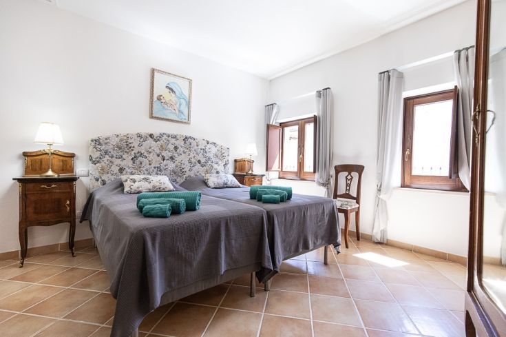 Chambre double simple avec des lits jumeaux et une décoration sobre, parfaite pour un séjour reposant.