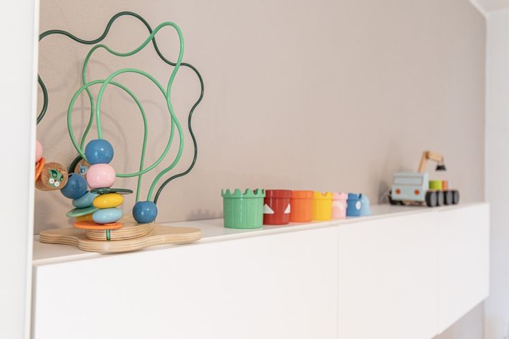 Une aire de jeux simple avec divers jouets colorés, adaptée aux enfants.