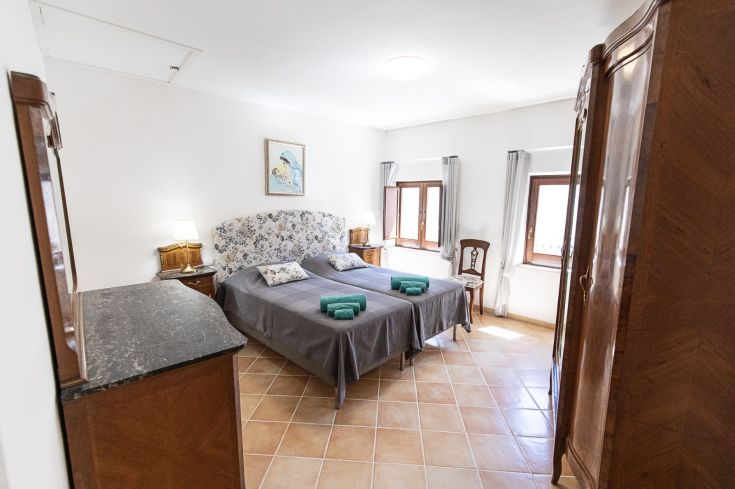 Chambre double spacieuse et accueillante dans un hébergement paisible.