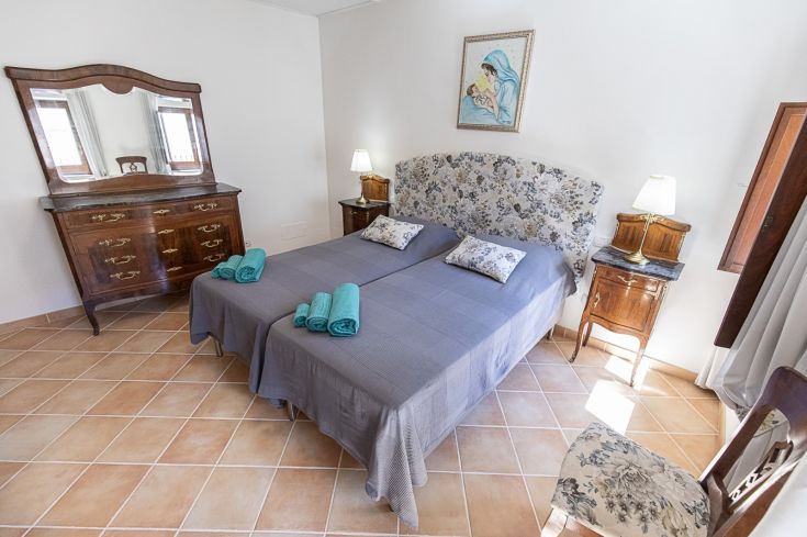 Chambre double avec lits séparés, décoration sobre et lumineuse. Idéal pour un séjour confortable.