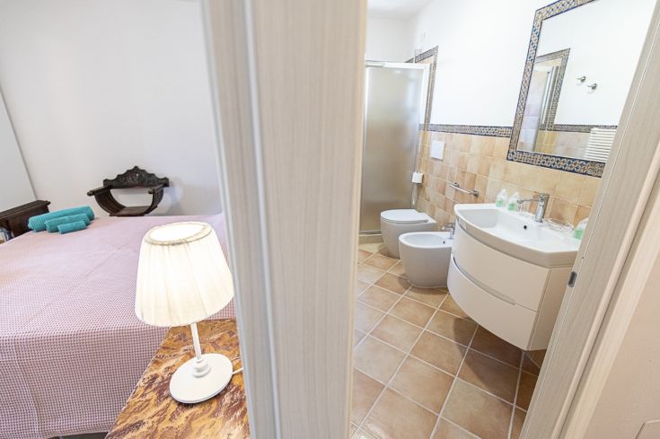 Chambre double lumineuse et accueillante avec salle de bain privée, idéale pour se détendre.