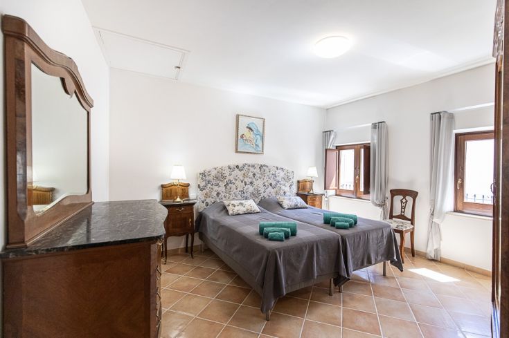 Chambre double simple avec lits jumeaux. Décor clair et espace bien organisé.