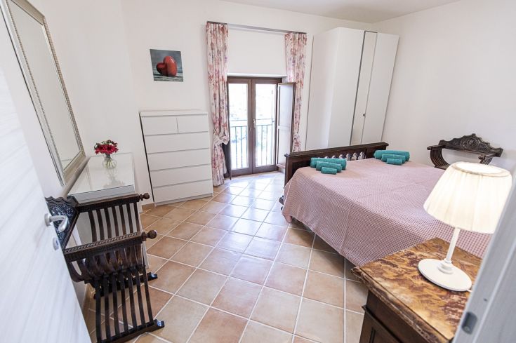 Une chambre double confortable avec un accès direct au balcon.