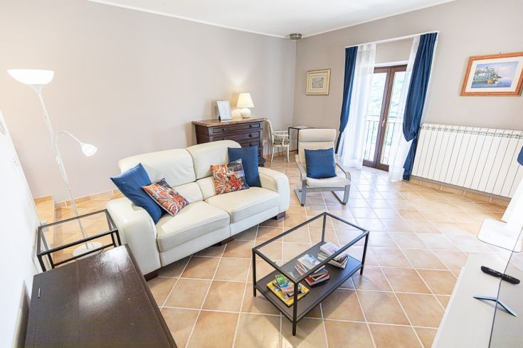 Salon lumineux et confortable, décoré avec des meubles modernes et des décorations colorées, idéal pour se détendre.