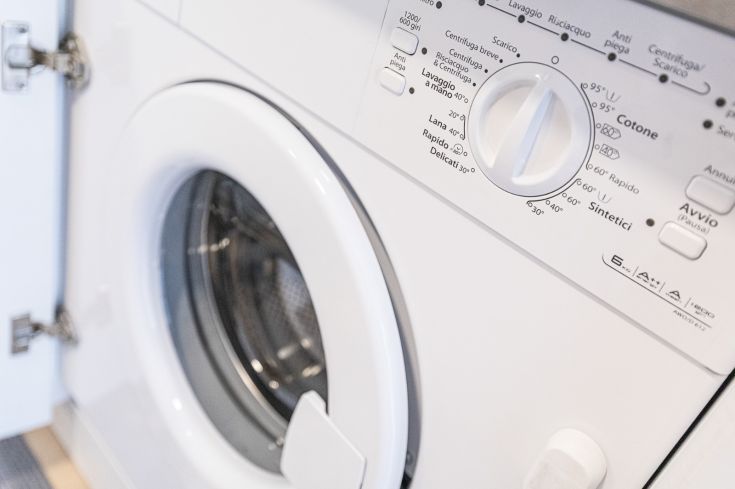 Une machine à laver au design simple, dotée de plusieurs options de lavage.