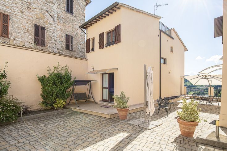 Maison chaleureuse avec un jardin en pierre, parfaite pour des moments de détente et des visites autour de Nocera Umbra.