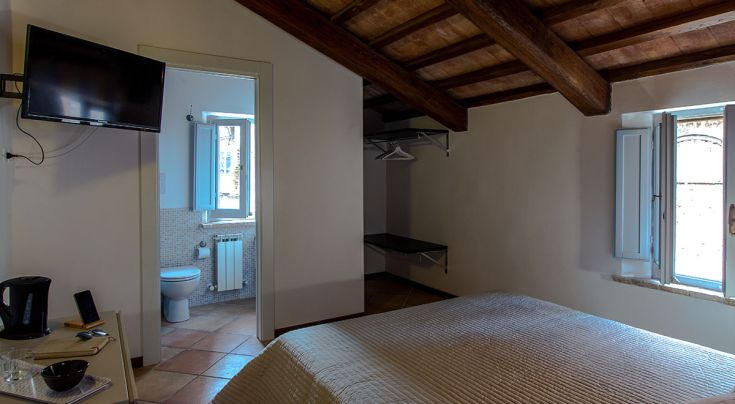 Camera con arredamenti classici, situata in un palazzo storico in Umbria.