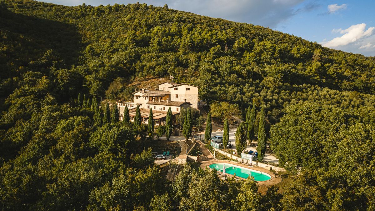 Resort circondato da vegetazione, dotato di piscina e camere confortevoli per un soggiorno tranquillo.