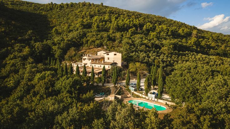 Resort circondato da vegetazione, dotato di piscina e camere confortevoli per un soggiorno tranquillo.