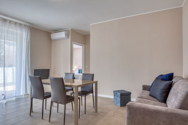 Un soggiorno spazioso con cucina, ben illuminato e arredato in modo pratico, adatto per relax a Terni.