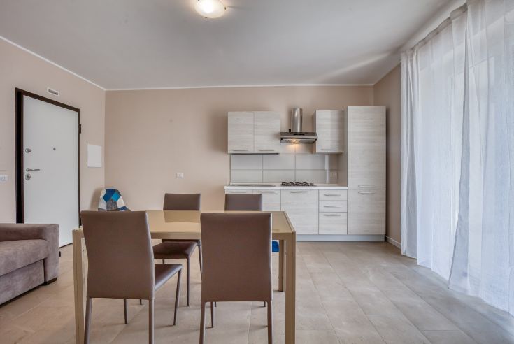 Interno di un appartamento moderno con cucina funzionale e area pranzo, perfetto per soggiorni in Umbria.