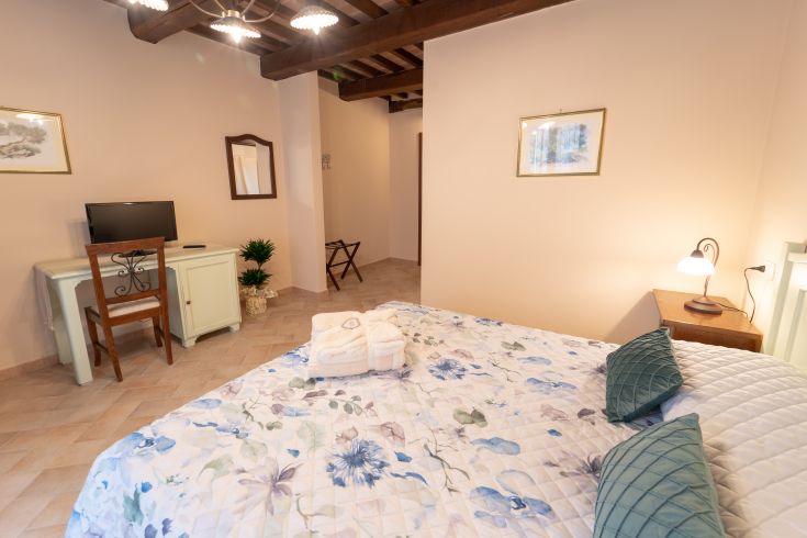 Camera semplice con mobili funzionali e una piacevole atmosfera rilassante.