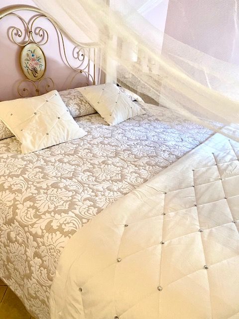 Camera da letto accogliente con arredi semplici e letti comodi.