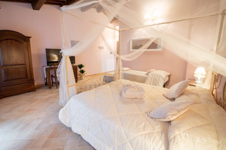 Camera da letto rilassante con letto matrimoniale e arredamento sobrio e funzionale.