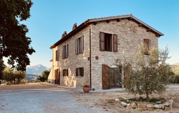 An ancient farmhouse surrounded by Umbrian nature, perfect for relaxation and savoring traditional dishes. Peaceful atmosphere with services for everyone.