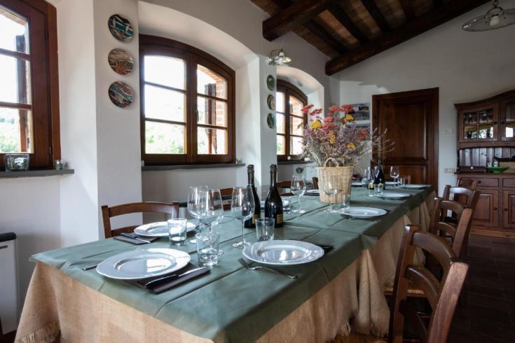 Un environnement simple avec une table mise pour un dîner en compagnie.