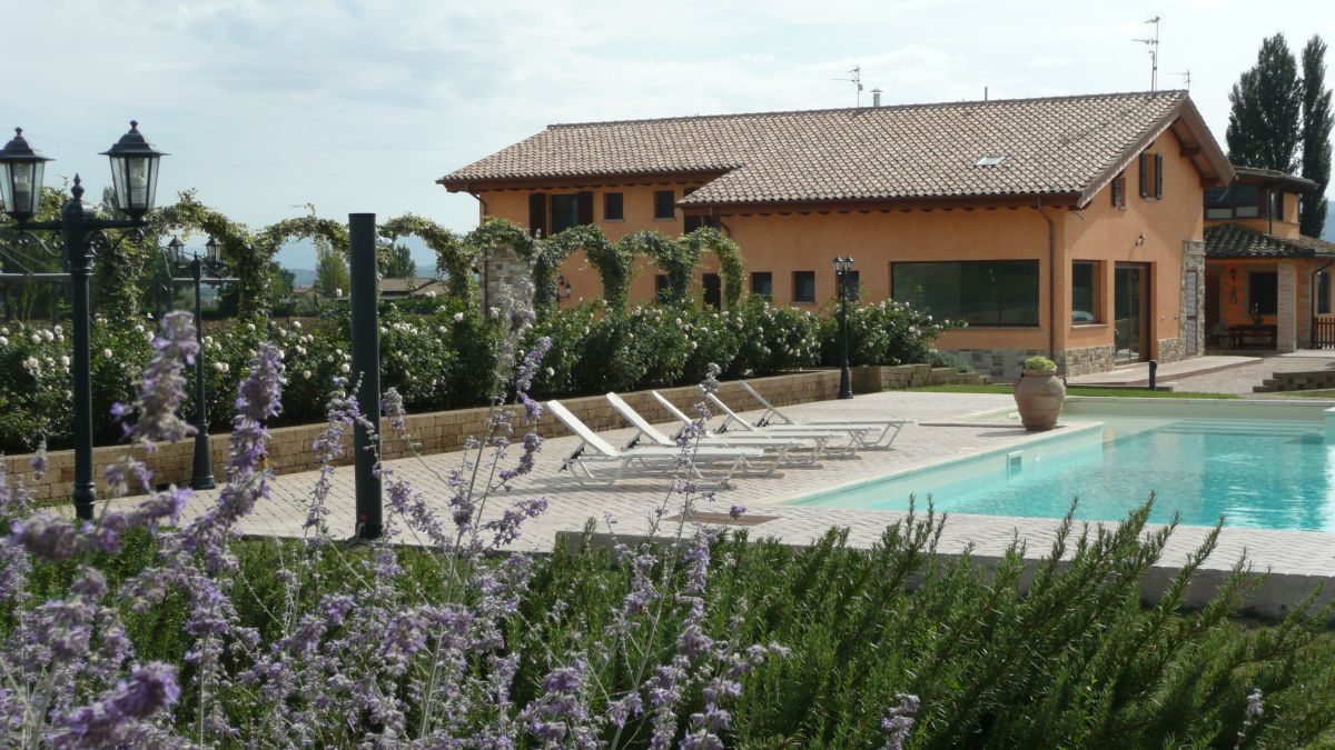 Farmhouse with a swimming pool surrounded by a blooming garden, located a few kilometers from Assisi.
