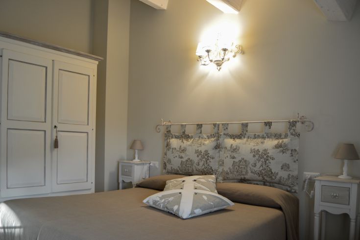 Camera accogliente in un agriturismo semplice, con arredamento rustico e comfort moderni.