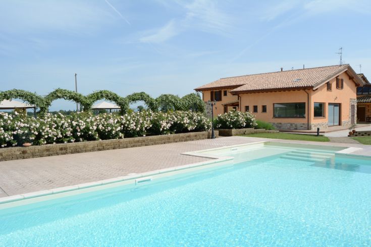 Agriturismo semplice con piscina e giardino di rose in un ambiente tranquillo, immerso nella campagna umbra.