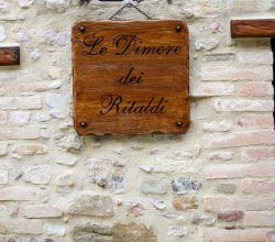 Edificio storico a Castel Ritaldi, adatto a chi cerca un soggiorno rilassato in un ambiente elegante.