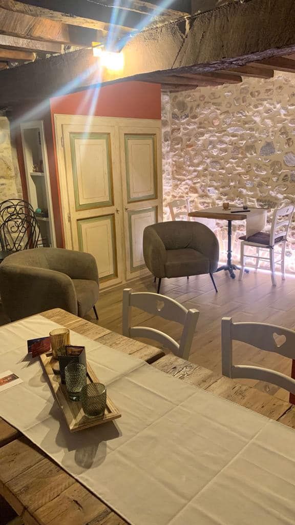 Un ambiente piacevole con mobili semplici e funzionali, adatto a momenti di relax.