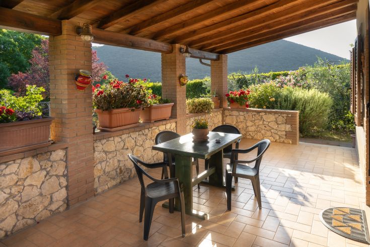 Area esterna con tavolo e piante, adatta per momenti di relax.