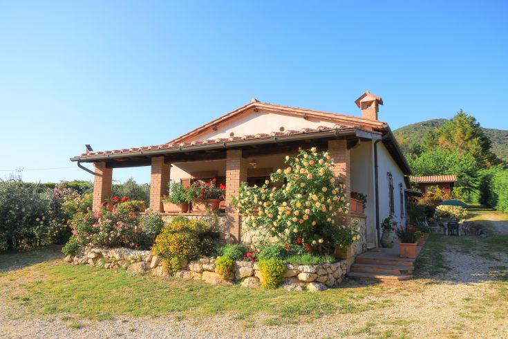 Accogliente B&B immerso nella natura, circondato da fiori e verde.