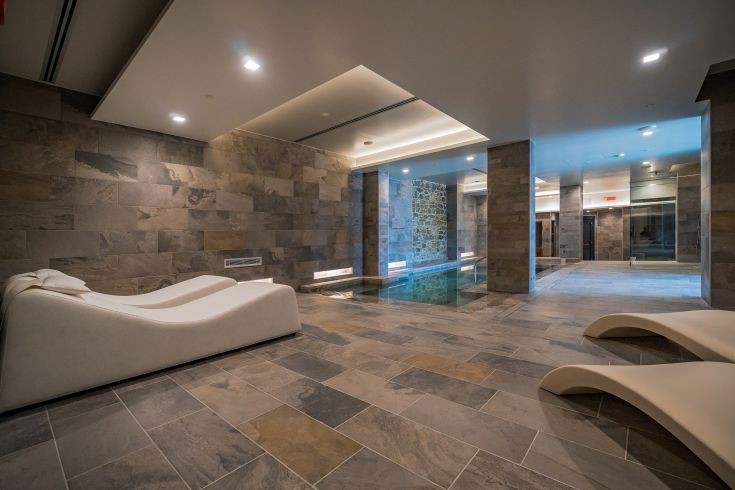 Modernes Wellnesszentrum mit einem einfachen, einladenden Design, perfekt für Entspannung.