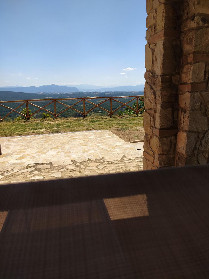 Scena da un edificio, immerso nel verde e nella natura circostante.