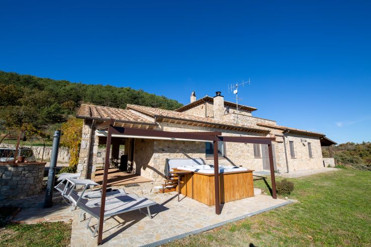 Casale in pietra circondato dalla natura, con jacuzzi e panorama suggestivo.