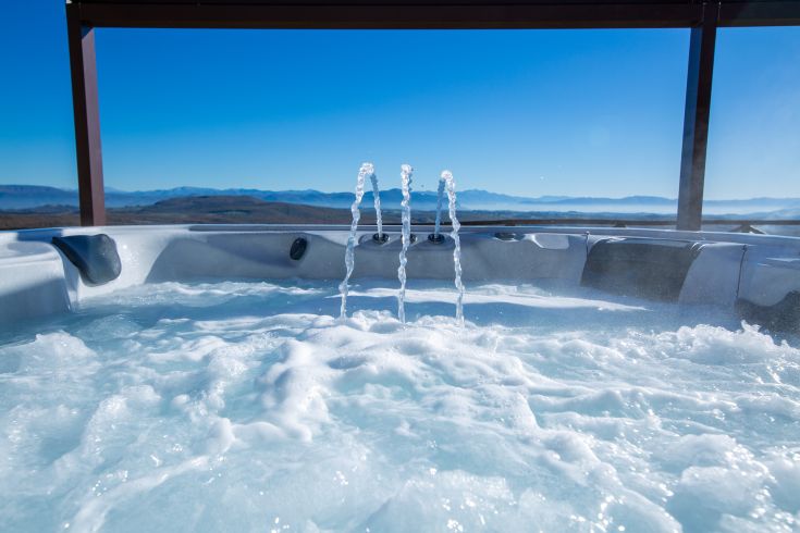 Vasca idromassaggio situata in un ambiente tranquillo, perfetta per momenti di relax.