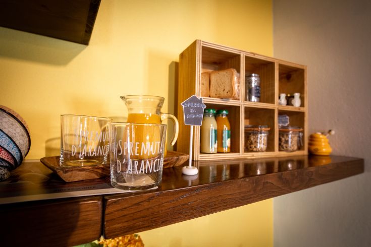 Un angolo tranquillo con succo d'arancia e dolci freschi, adatto per una colazione serena.