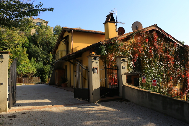 Un palazzo immerso nel verde con una mansarda spaziosa. Una location ideale per momenti di tranquillità.