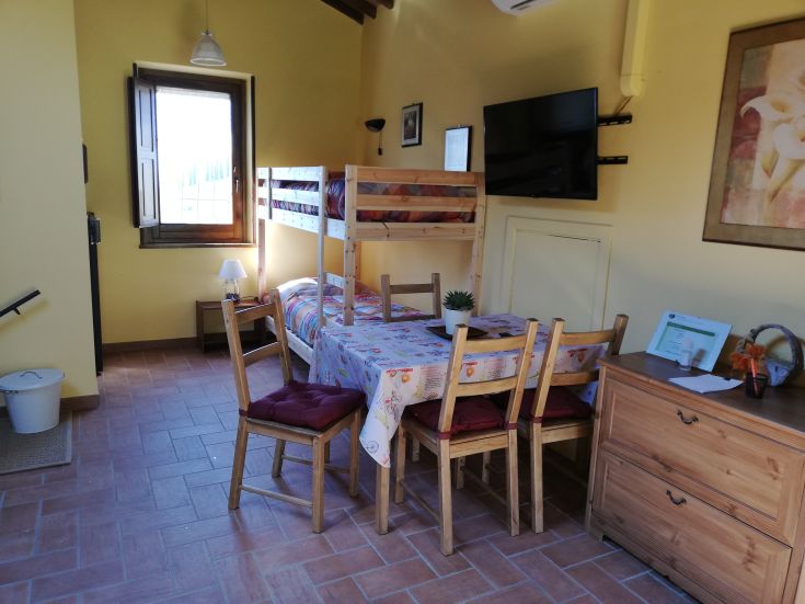 Spacious attic with 4 beds, private bathroom, immersed in typical Umbrian nature.
